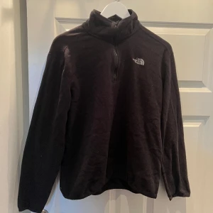 North Face Fleece - Säljer min North face fleece, gissar på att den är i strl S! Använd men i fint skick. Modellen ska vara till man men skulle säga att den passar båda.