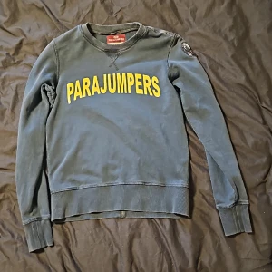 Parajumper sweatshirt - Säljer min parajumper sweatshirt som är i storlek YM men passar för dom som har xxs eller xs vuxen säljer den pga att den är förliten och den är ganska urtvättad ny pris ligger runt 1000kr inga oseriösa köpare 