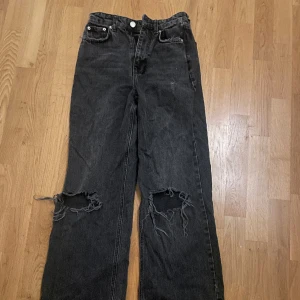 Jeans - Mörkgrå jeans från ginatricot.