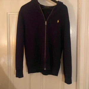Ralph lauren zip hoodie - Mörkblå zip hoodie från Ralph lauren i storlek m, inga defekter. 