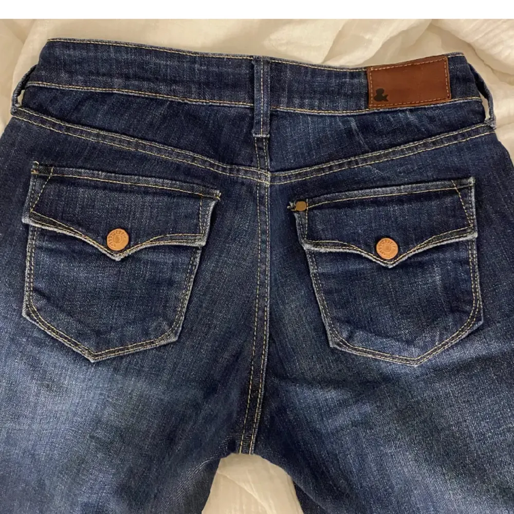 Säljer nu dessa jättecoola low waist jeans då de tyvärr är lite för små för mig! 💙de passar mig perfekt i längden som är cirka 170:). Jeans & Byxor.
