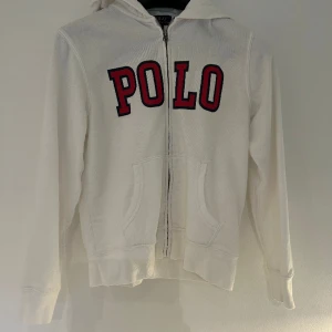 Polo Ralph Lauren - Hoodie från Polo Ralph Lauren i storlek 10-12 år (M). Lite nopprig men den har mycket kvar att ge. FRAKT TILLKOMMER!  Skickar ENDAST men postens blåa påsar! 