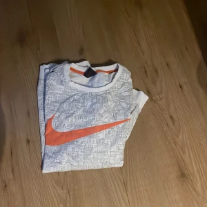Nike tröja  - Jag säljer den pga för liten  Den är i väldigt bra skick 