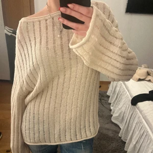 Ihålig tröja  - Säljer min tröja, köpt på Gina förra året använd 3-4 gånger 