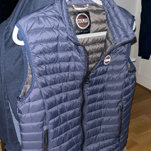 Colmar väst - Tjena säljer den här ass feta Colmar västen som ja köpte förra sommaren för 2500 kr typ. I jätte fint skick. Inte använt mycket. Storlek 48 sitter som s typ. Kom privat för mer bilder eller frågor!