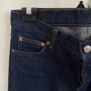 ett par mörkblå jeans från junkyard med jättefina sömmar! sparsamt använda. 
