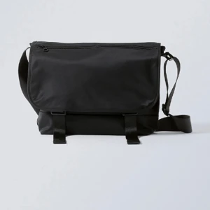 Weekday väska  - Svart weekday väska. Oanvänd,köpt för 500kr och säljer för 250kr.