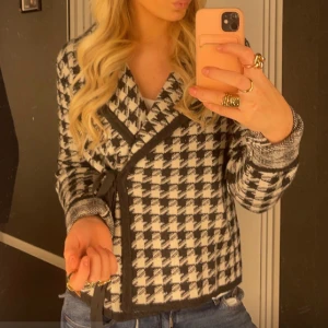 Snygg tröja - Jätte snygg tröja från cassaels som är helt ny❤️