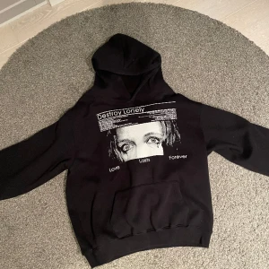 Destroy Lonely No Stylist Toure Merch Storlek L - Destroy Lonely No Stylist Toure Merch hoodie med en bra print på bröstet. Tröjan är otroligt bra och tjock. Den passar crop fit. Storleken är L men passar också mig som är M