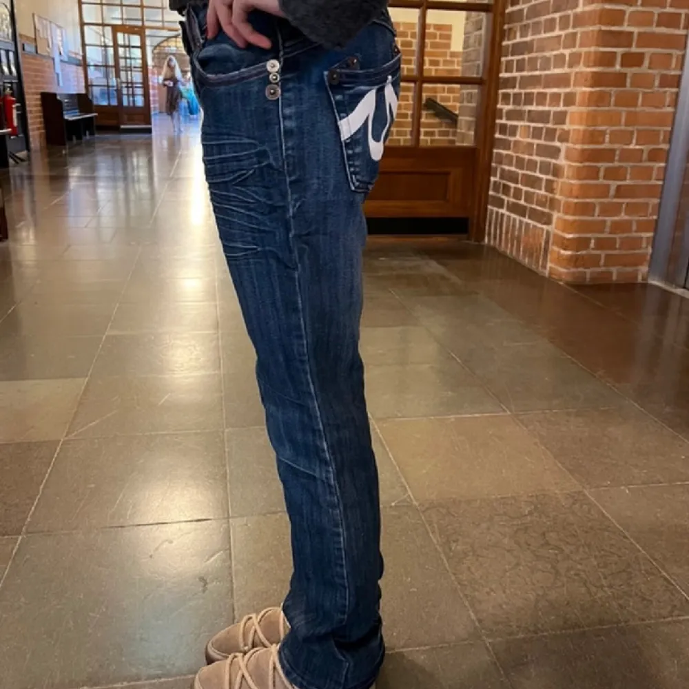 Jätte fina jeans med låg midja. Köpta på Vinted (nya utan prislapp) men var tyvärr för stora för mig. Jeans & Byxor.