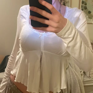 Topp - Fin topp från Gina tricot, ny, aldrig använd. Storlek M. 250kr säljer då jag inte gillar den på mig sjölv🫶🏼jag har sjölv s men passade bättre med M priset kan diskuteras 