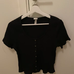 Topp - Jättefin topp med knappar som detaljer! Skriv för fler bilder eller mer info🩷