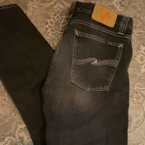 Nudie jeans  - Säljer nu dessa nudie jeans i storlek 29/32 då de är för små. De är svarta med en extremt snygg tvätt. Sitter lite mindre i storleken. De är i väldigt bra skick utan defekter :) tveka inte en sekund på att höra av dig ☺️