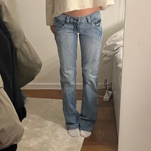 lågmidjade jeans - snyggaste jeansen! innerbenslängden 85/86 midjemått 36/37. Passar mig som har 34/36 i jeans och jag är 170