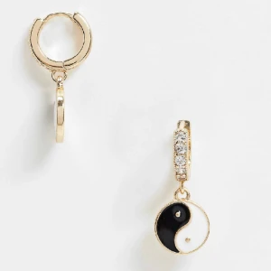 Örhängen  - Örhängen ying och yang i guld med diamanter på. Knappt använda.  Rengjorda.