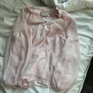 blus  - jättefin rosa blus, använd 1-2 gånger 💞💞 