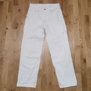 Vit  baggy jeans.  - Vit baggy low rise jeans. Köpte för 300kr ska sälja de för 100kr💕
