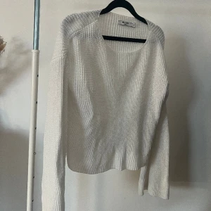 Stickadtröja - Vit stickadtröja med vida armar. Använd fåtal gånger.