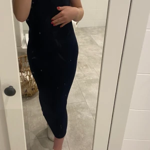 Lång klänning - Aldrig använd marinblå lång klänning i st S. Ribbad och går ända ner till fötterna. ❄️ Köparen står för frakten 📦