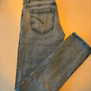 Jeans  - Ljus blå dondups storlek 31 riktigt najs jeans säljer dem för att jag inte använder dem längre 