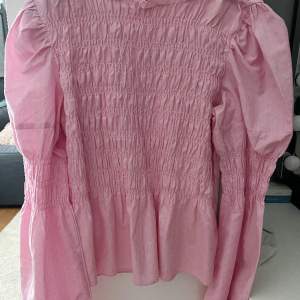 Säljer denna fina rosa blusen med så fina detaljer! Storlek S.💕 