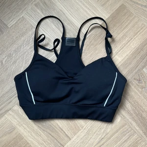 Sportbh Stronger - Använd 2 gånger. Säljer pga för många sportbh:ar. Vadderade kupor och så snygg på 😍 Medium support