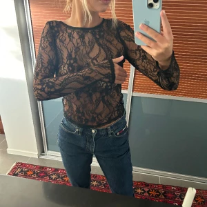 Topp - Jättefin spets topp. Ett litet hål vid armbågen, men inget man tänker på.