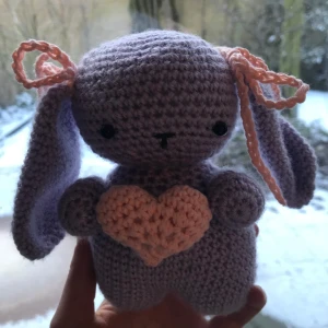 Intressekoll - Virkat gosedjur🐰 - Skriv gärna vad ni tycker är ett rimligt pris på denna handgjorda kanin (200 uppåt). Det tar 6 timmar att virka och sätta ihop delarna. Materialet kostar 40krNi får gärna önska färger, dock kan det ta ett tag innan jag får in materialet🌈🤍