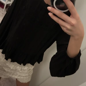 Zara blus xs - Säljer denna jätte snygg blus från zara🙌 Den har aldrig varit andvänd och säljs inte längre❤️