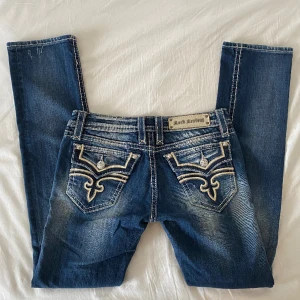 Supersnygga Rock Revival jeans  - Så snygga! Står storlek 29 på lappen, modell ”straight”. Midjemått 41x2 cm, Innerbenslängd 85 cm 💋