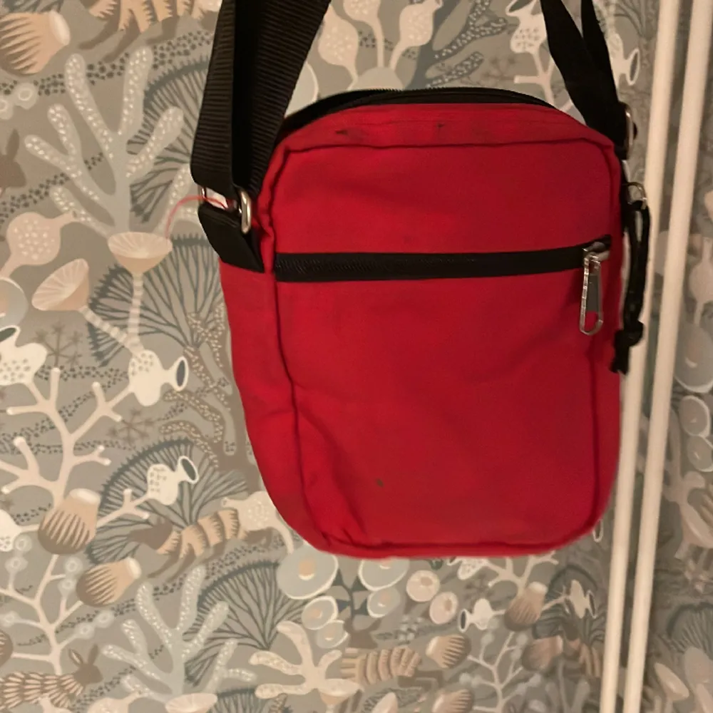  Perfekt väska för att ha telefon och plånbok och små hörlurar justerbart handtag. Väskor.