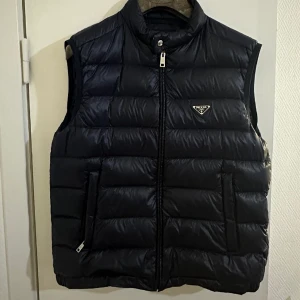 Prada  - Prada väst Äkta  Kvitto borttappad  Storlek 52 asså M
