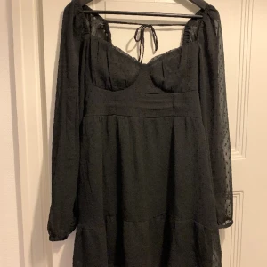 Klänning - Söt klänning från H&M. Storlek 42, har gått upp två storlekar pga större byst.