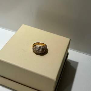 Supersnygg ring från safira i storlek 14. Super fint skick då den knappast är använd 🥰