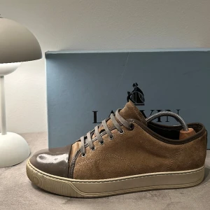 Lanvin - Säljer dessa feta lanvin skor i en unik och eftertraktad brun färg⭐️Skorna är Uk 10 men sitter mer som Uk 9 dvs 43-44. Skorna är i ett mycket fint skick med små tecken på användning. Inget og. Hör av dig vid minsta fundering. Snabba affärer föredras🤝