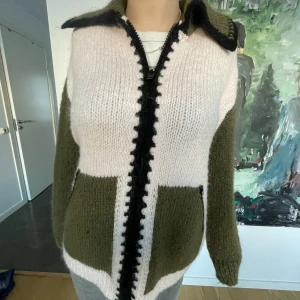 Stickad kofta - Såååå snygg och gosig kofta!! Säljs då den inte riktigt kommer till användning 