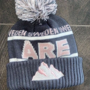 ÅRE MÖSSA - Säljer denna grå Åre mössa oanvänd! 400kr eller bud