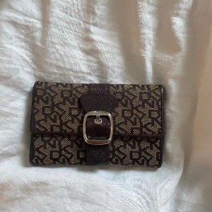 Dkny plånbok - Skitnsygg dkny plånbok, fin accessoar!!