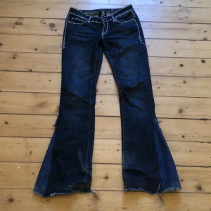 Ed Hardy jeans - Säljer pga att de är inte min stil längre, de är ganska slitna men inget man ser när man har på sig dom. Skriv om fler bilder elr mått. (OBS) De är sydda till flare och lågmidjade