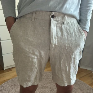 Linneshorts herr - Linneshorts från zara, aldrig använda. Storlek S. I mycket bra skick.