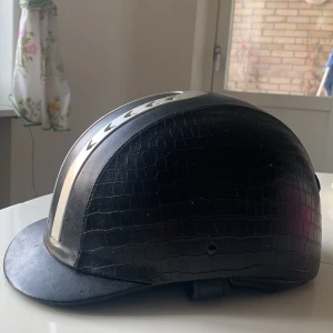 Ridhjälm  - Ridhjälm,nästan helt ny, använd några gånger 