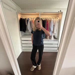 Veromoda kostymbyxor  - Super sköna kostymbyxor från veromoda. Sitter midwaist och är raka i bena. Storlek XS men väldigt stretchiga så passar mig som vanligtvis har S