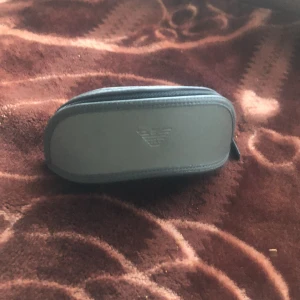 Armani solglasögons fodral - En Armani solglasögon fodral. Har haft den i några månader men är i nytt skick. Kan diskutera om priset.