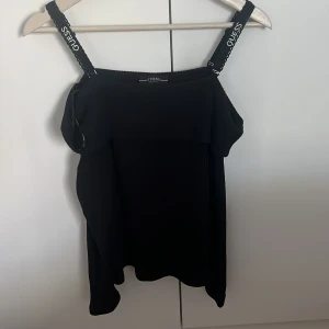 Topp - Säljer min fina topp från GUESS använd fåtal gånger🖤
