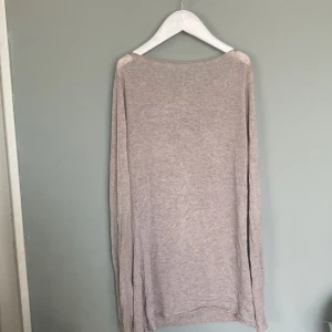 Beige intimissimi - Beiga jätte snygg intimissmi tröja väl ängens med lite slitage i storlek m!!! Säljer pga ingen användning🙏