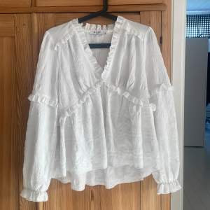 Säljer denna fina vita blus från NA-KD.  Jättefin och perfekt till sommaren.  Slutsåld på hemsidan!!  Skriv för mer info eller bilder❤️