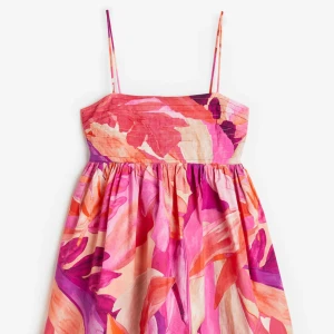 Mönstrad miniklänning HM - Mönstrad miniklänning från HM💕🧡 Aldrig använd lappen är kvar, köpt förra året!