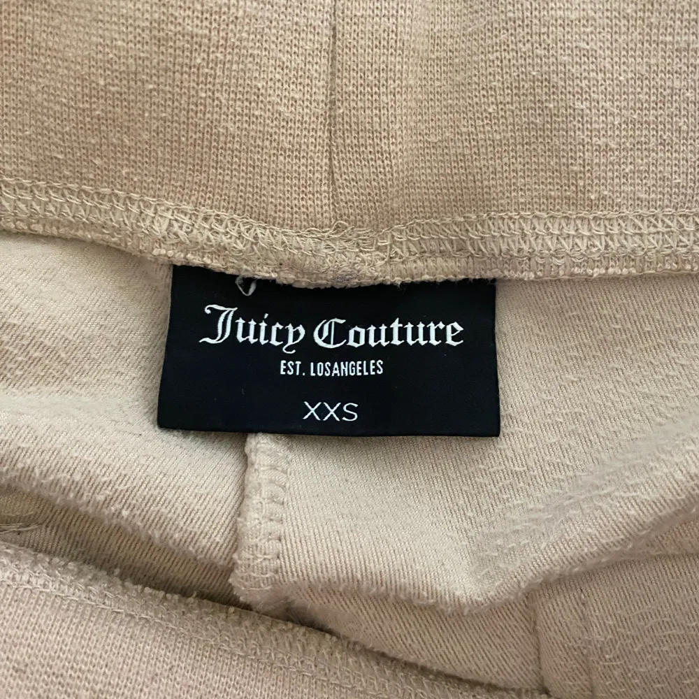 Säljer mina juicy couture byxor:) Använda en hel del men skulle knappt säga att det syns, har sytt upp de men sprättat upp de igen så finns små märken från de (bild 4). Storlek Xxs men sitter som Xs, jag är 157cm. Tar emot prisförslag. Jeans & Byxor.