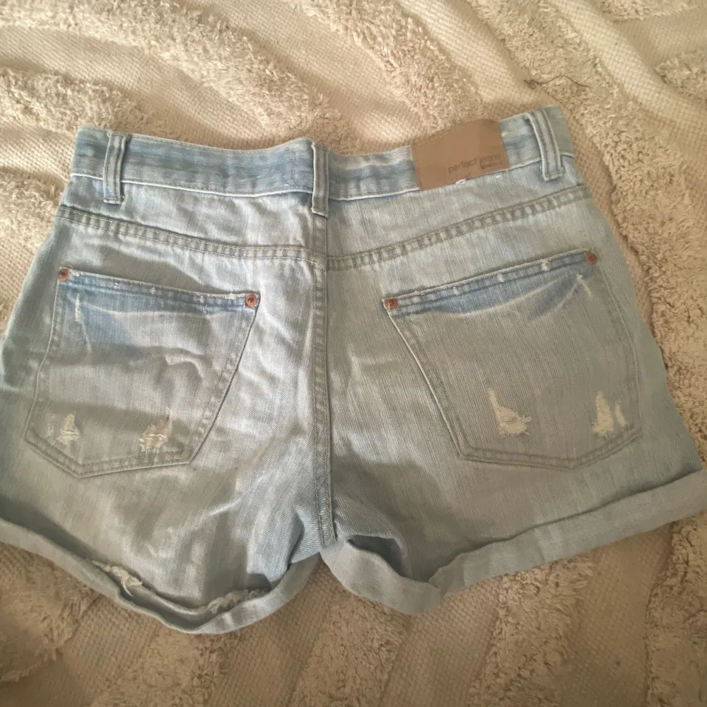 Suoer fina Low Waist jeans shorts från Gina tricot. I storlek 36! 💝 Kan mötas upp i Gbg eller i närheten! . Shorts.