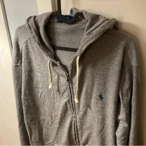 Ralph Lauren zip - En fantastiskt snygg och skön Ralph Lauren zip, den är i tunnt material så den är perfekt för det varmare vädret. 9/10 skick det finns inga defekter men den är använd.